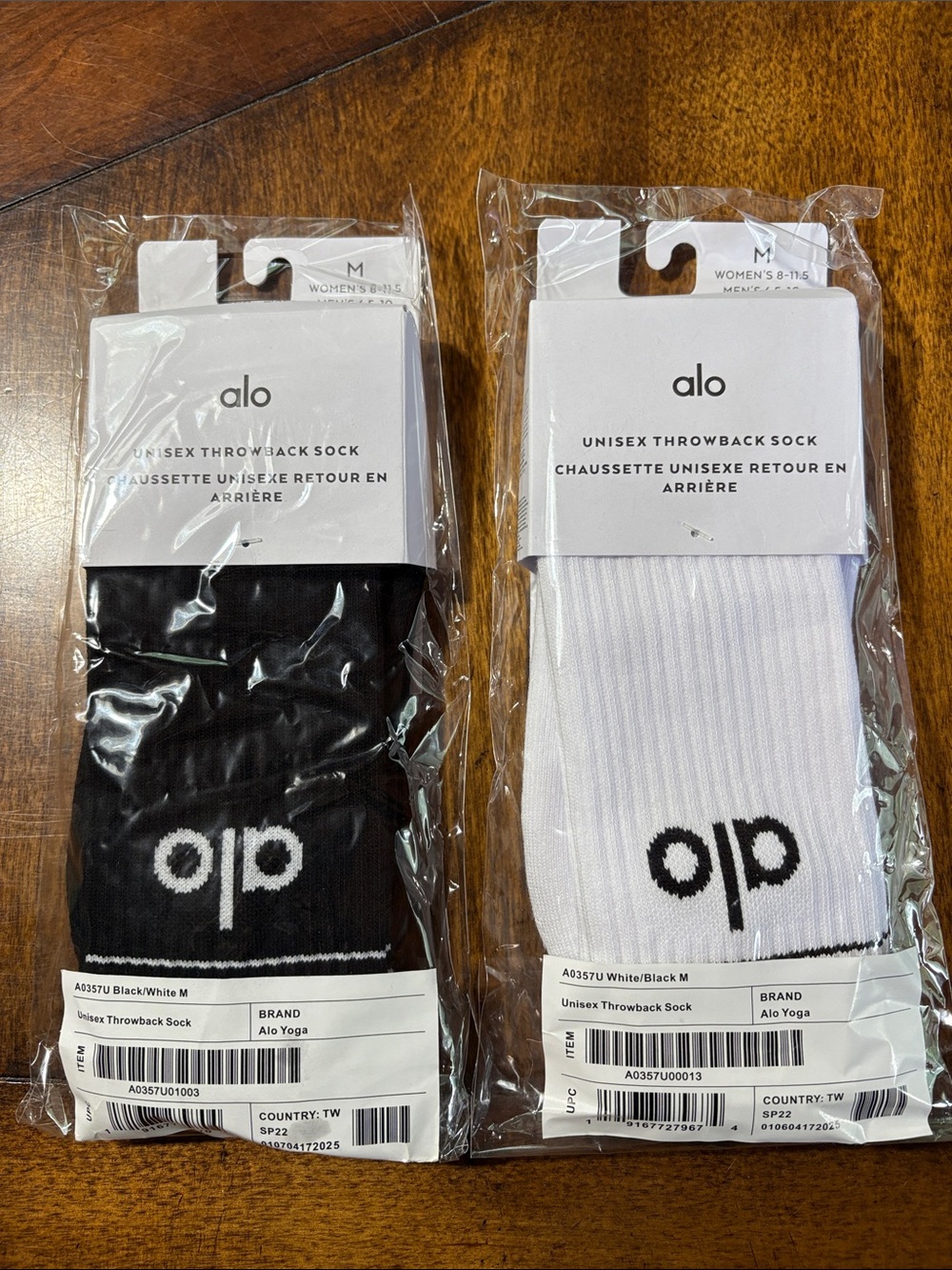 New ALO Yoga Unisex Throwback Socks - Black & White Pair Size M Twi Pair